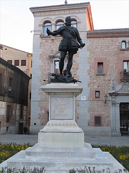 230-Памятник Альваро де Базану